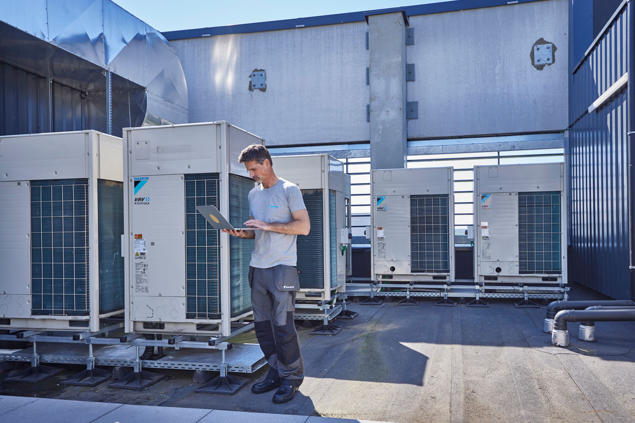 As part of the office building's integrated HVAC system, nine air-cooled VRV 5 heat recovery systems and four air-cooled VRV 5 systems connected to the ventilation units help maintain optimal indoor climate conditions. © Daikin 