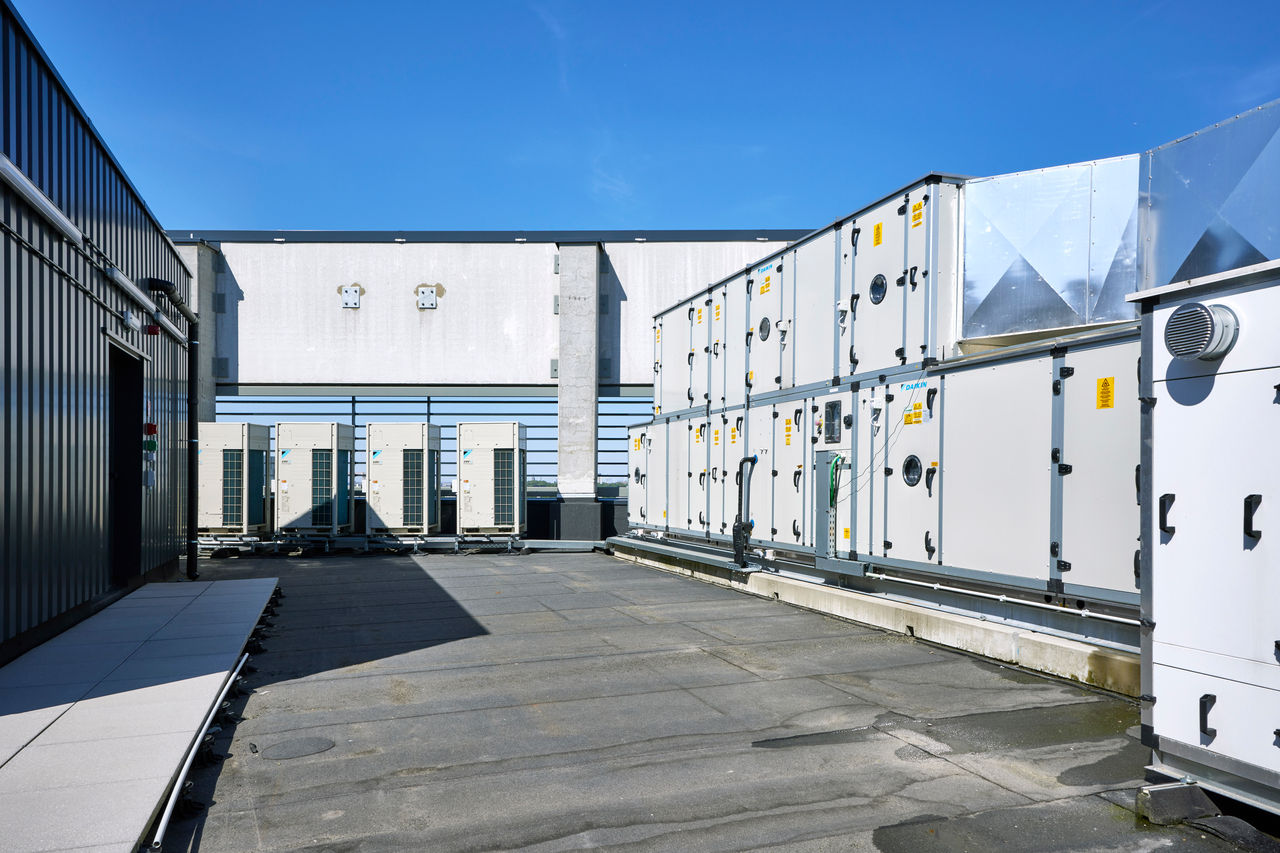    At the EDC, five custom-built Daikin ventilation units with heat recovery technology provide fresh air with a total air flow of 85,000 m³/h and a cooling capacity of 297 kW. © Daikin 