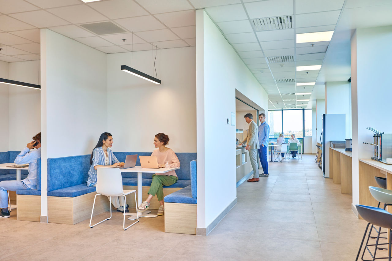 In meeting rooms, offices, and canteen rooms, elegant Euro-grid cassettes from the FXZQ and FXZA series are installed. © Daikin 